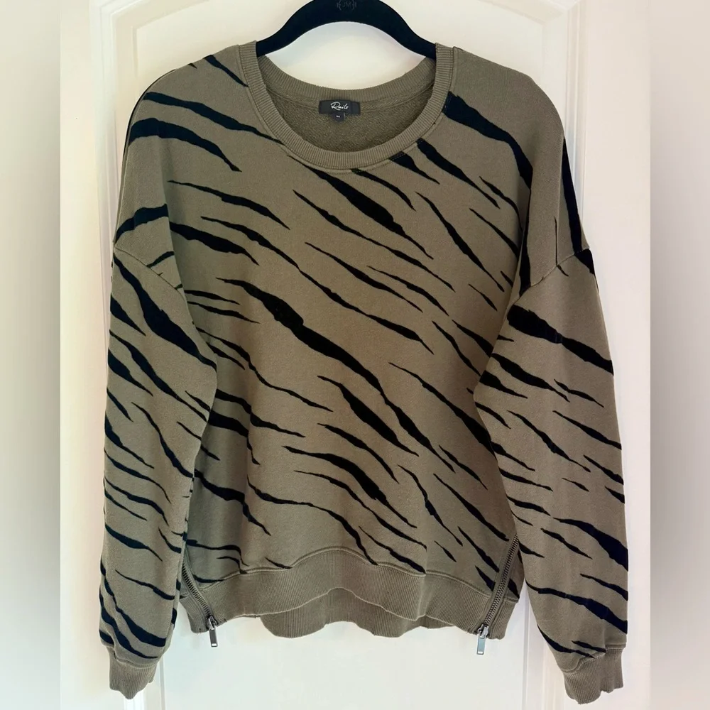 Rails Marlo Flocked Leopard Top Olive Flocked Tiger Size M